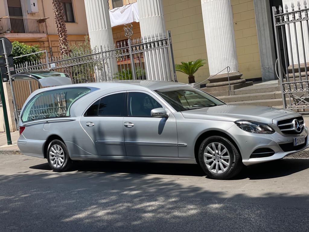 Auto funebre Mercedes argento Gennaro Tammaro