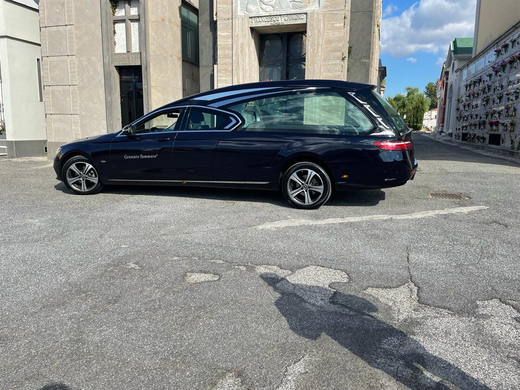 Auto funebre Mercedes blu onoranze funebri Napoli