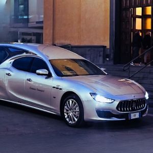 Auto funebre Maserati Ghibli onoranze funebri Napoli