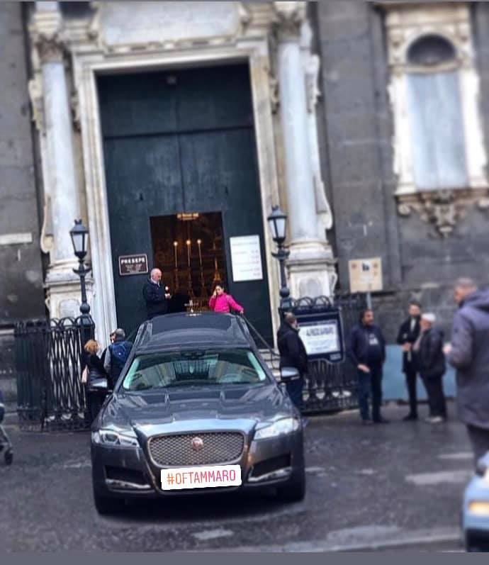 Auto funebre Jaguar Gennaro Tammaro Napoli cerimonia