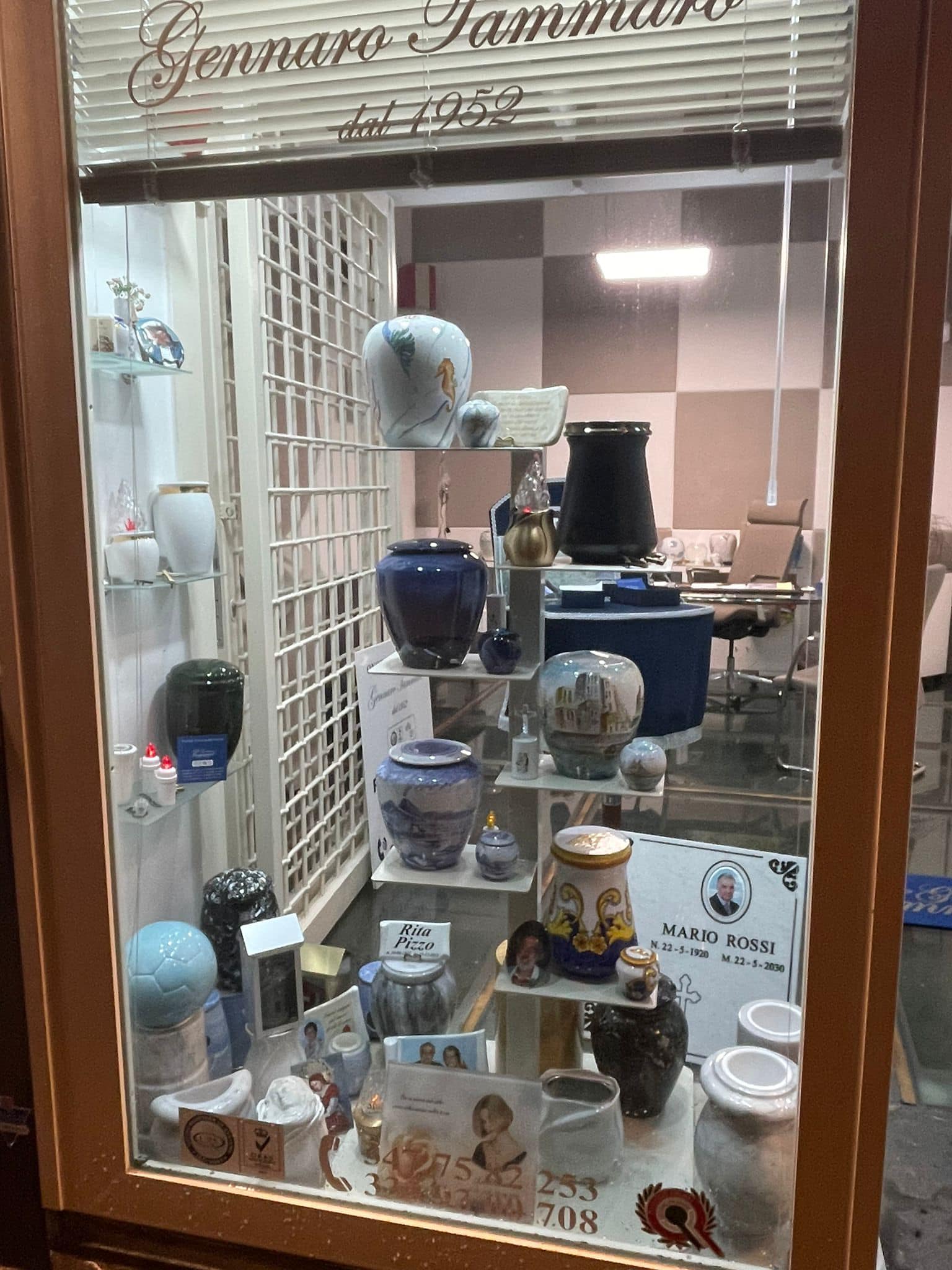 Vetrina urne cinerarie Gennaro Tammaro Napoli